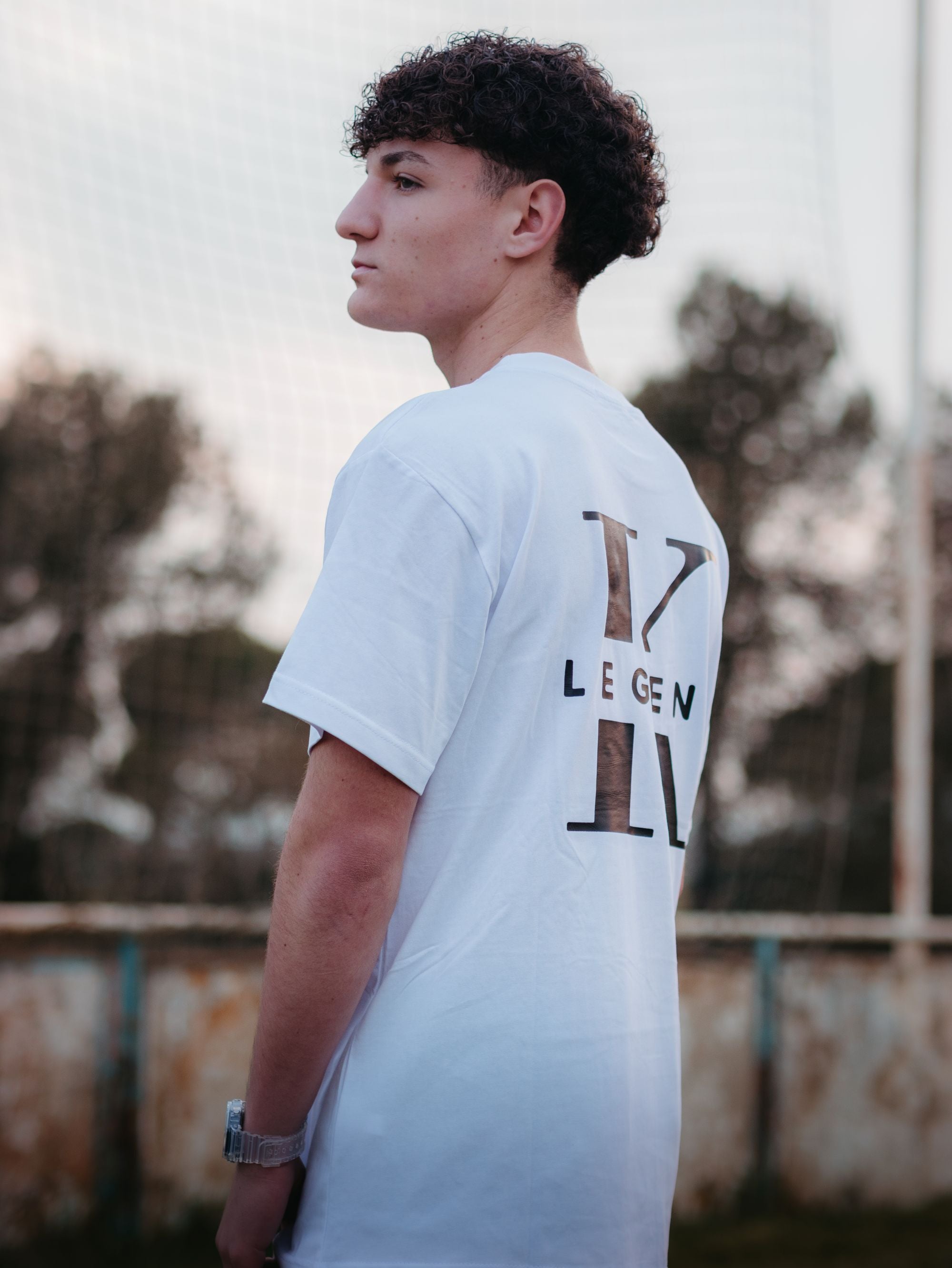 Camiseta oversize blanca de K-Legend Collection, vista frontal mostrando el diseño y la textura de la tela.