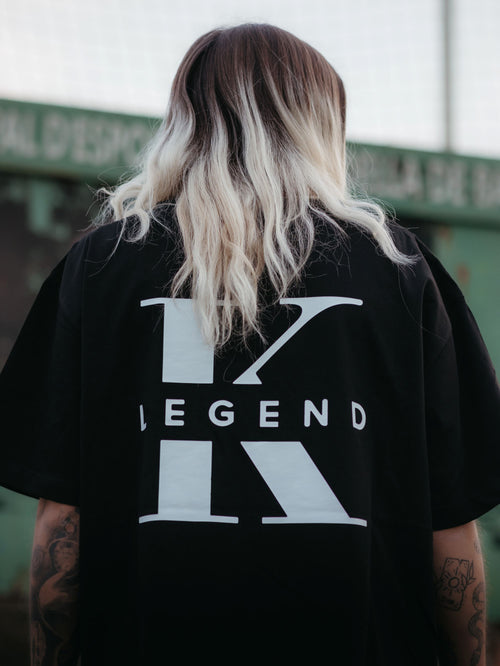 Camiseta oversize negra de K-Legend Collection, vista frontal mostrando el diseño y la tela suave.